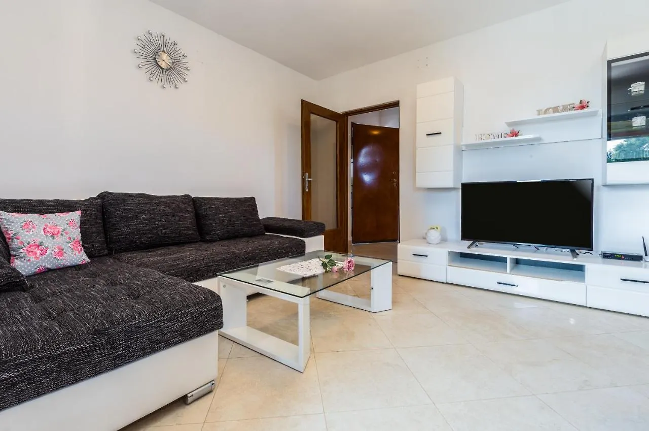 הקונטקטים של Cozy Villa Sejdi With Private Pool In Pula By Wiibuk